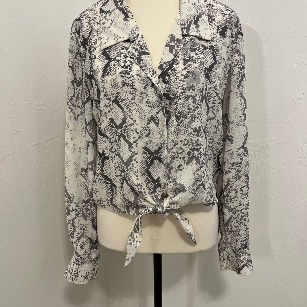 Gianni Bini Womens Sz M Animal Print Tie Front‎ Button Up  Cropped Longsleeve